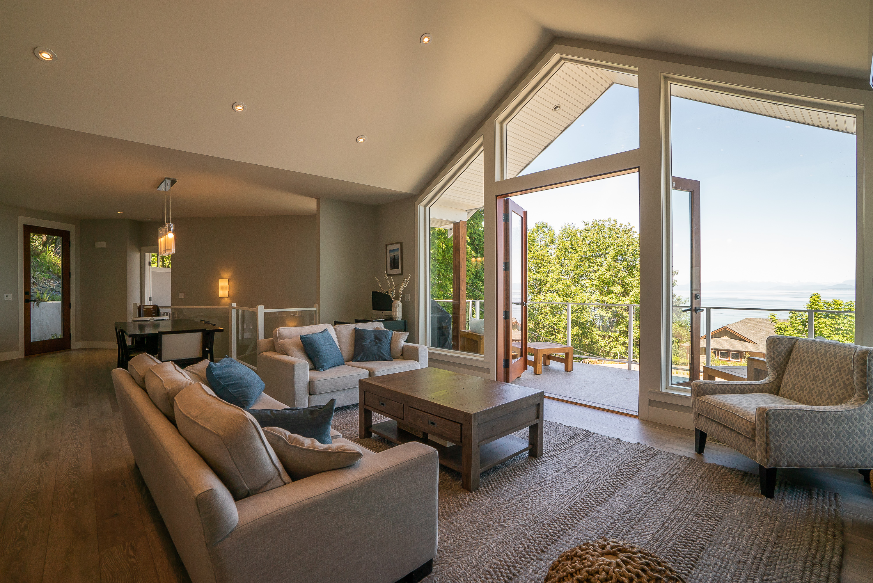 Upper - 5361 Royal Sea View