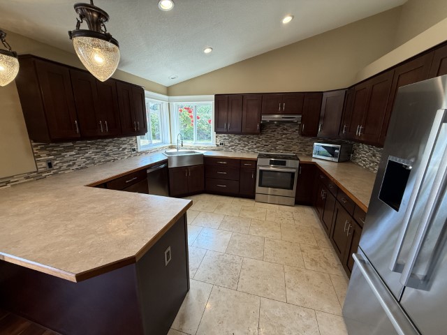 595 Hawthorne Rise - House