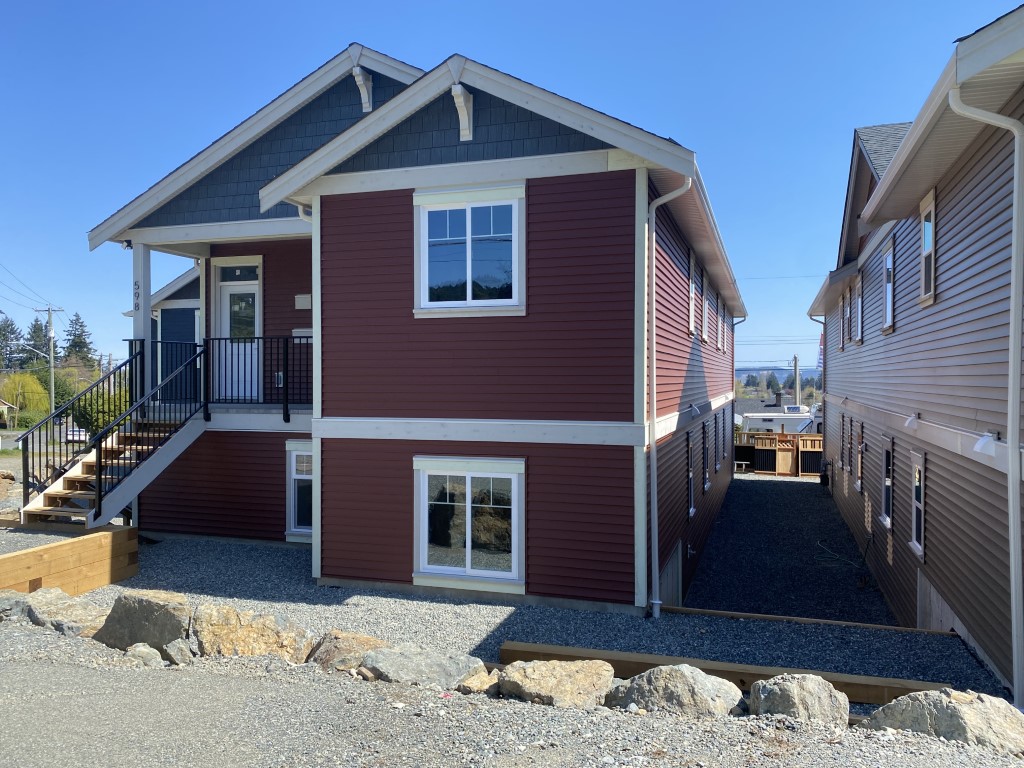 598 Hillcrest Avenue - Canuck House - 2
